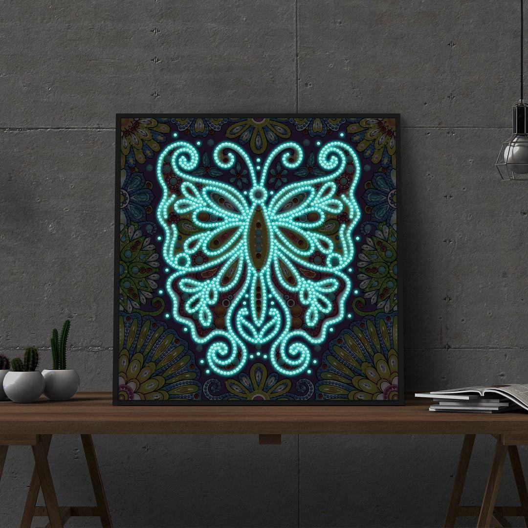 Schmetterling | Im Dunkeln leuchtend 30x30cm Diamond painting Deutschland | Diamond painting eigenes bild | Diamond painting kaufen | Diamond painting 5D | Diamond painting amazon | Diamond painting eigenes foto